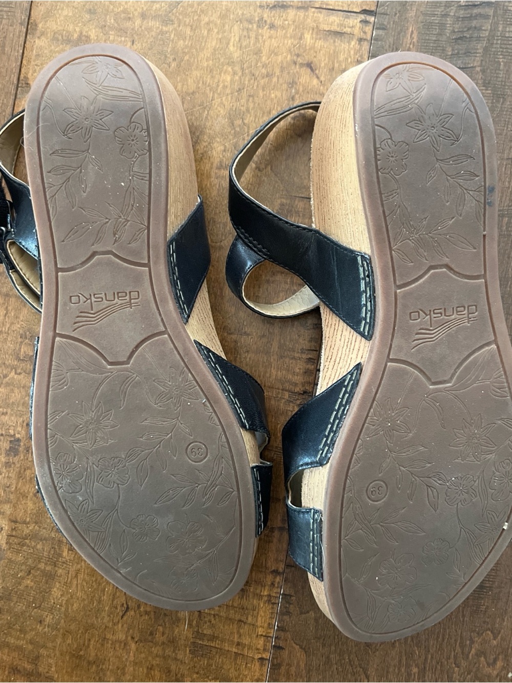 Dansko black leather wedge wood grain platform clog sandals with Velcro straps - Picture 4 of 7